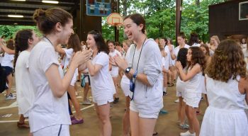 Louise girls dancing at Shabbat